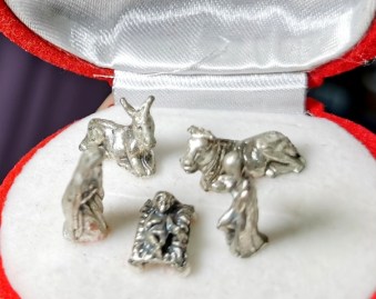 NACIMIENTO-METAL-BANO-PLATA-MINIATURA-CON-CAJA-FORMA-ROSA